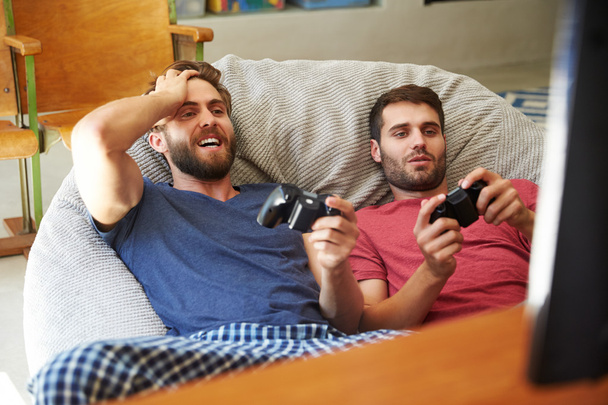 Freunde spielen gemeinsam Videospiel - Foto, Bild
