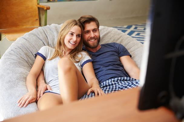 Couple In Pajamas Watching Television - Valokuva, kuva