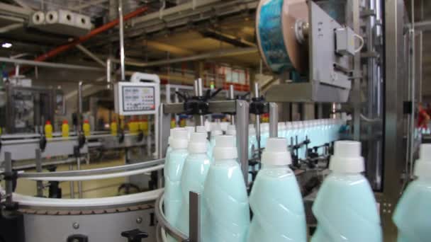 Płynnych detergentów na linii produkcyjnej - Materiał filmowy, wideo