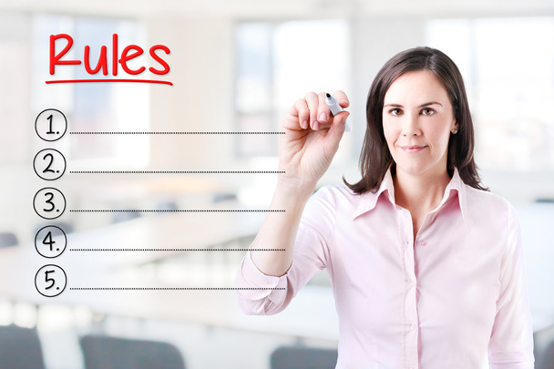 ビジネスの女性は、空白規則リストを書きます。事務所の背景. - 写真・画像