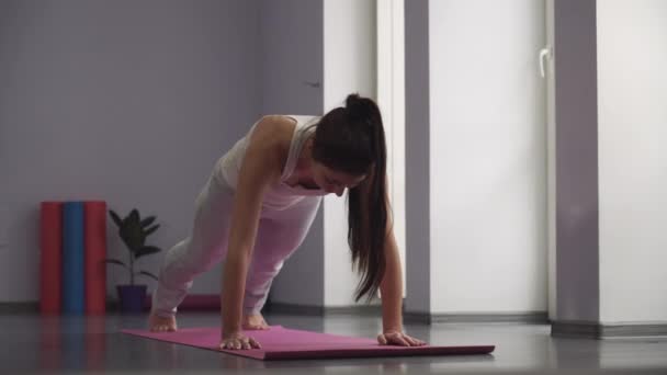 vrouw beoefenen van yoga in de fitness zaal - Video