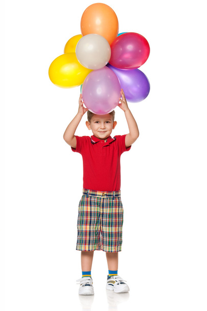 Веселий маленький хлопчик з повітряними кульками
 - Фото, зображення