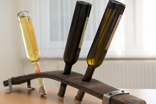 decoratieve fles houder gemaakt van een notenbalk - Foto, afbeelding