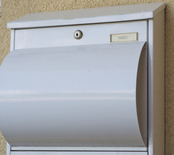 valkoinen postilaatikko on valmistettu metallista
 - Valokuva, kuva