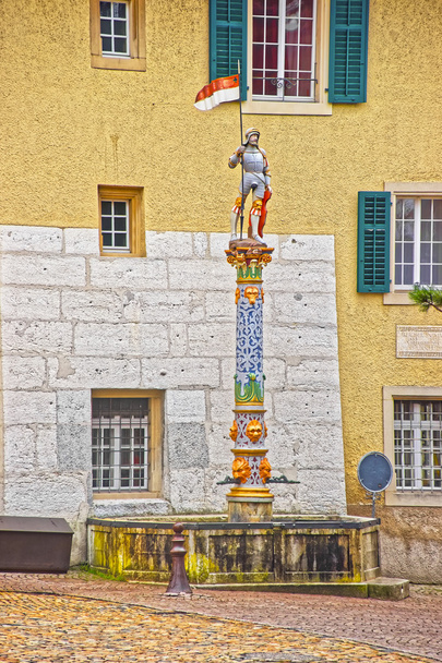 Ulica widok z fontanną w stare miasto Solothurn - Zdjęcie, obraz