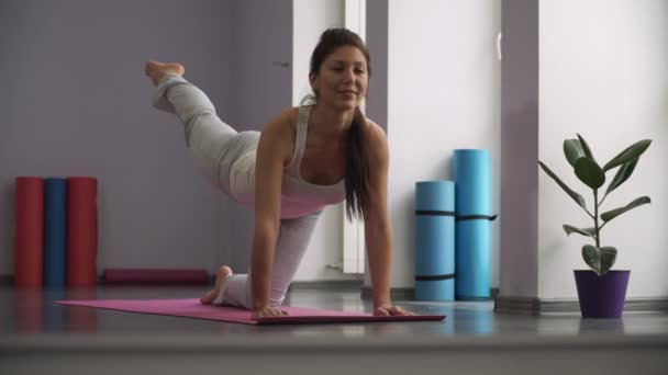 Женщина делает упражнения для ног на ковриках для упражнений
 - Кадры, видео