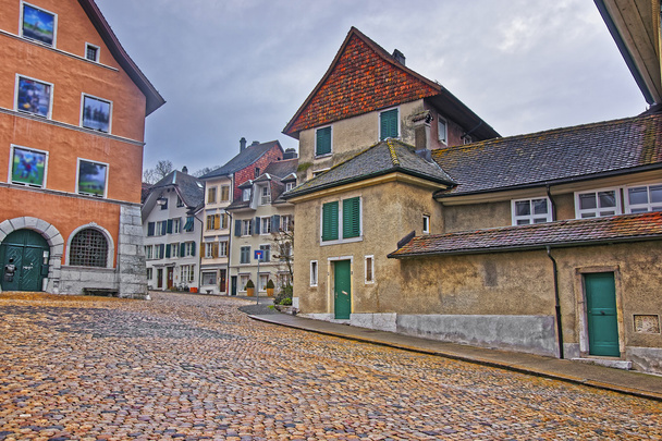 Οδός με ασφαλτοστρωμένο δρόμο στην παλιά πόλη της Solothurn - Φωτογραφία, εικόνα