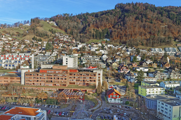 Πανοραμική άποψη της πόλης Thun με το νοσοκομείο και το ελικόπτερο - Φωτογραφία, εικόνα
