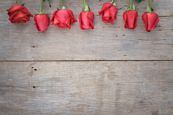 Valentines day background with red roses on wooden. - Fotoğraf, Görsel