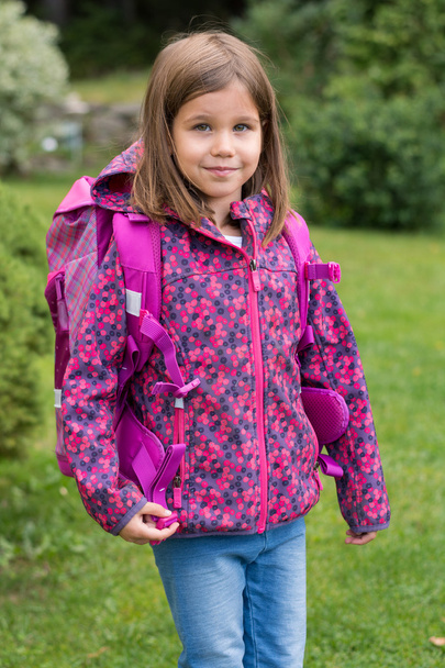 Дівчина зі своєю шкільною сумкою спочатку
 - Фото, зображення