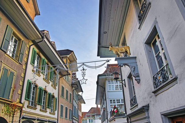 Straat versierd met kerst sterren in Thun Old City - Foto, afbeelding