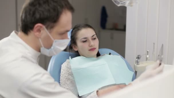 Dentist Shows A Patient X-Ray On The Tablet - Кадри, відео