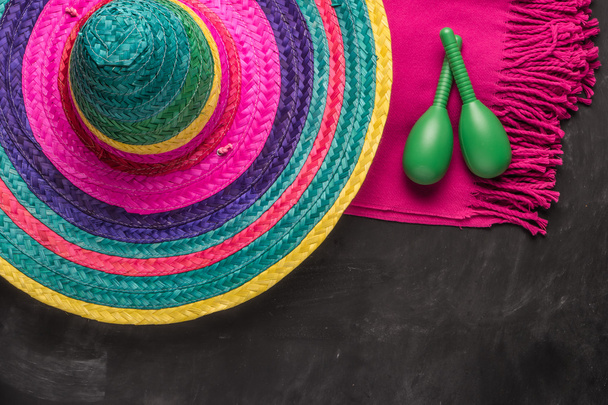 ソンブレロ、毛布とマラカスでメキシコの背景 - 写真・画像
