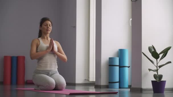 mujer haciendo ejercicios de yoga y relajarse
 - Imágenes, Vídeo
