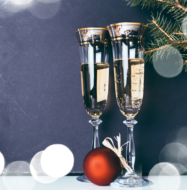 Parlak zemin üzerine şampanya bardağı - Fotoğraf, Görsel