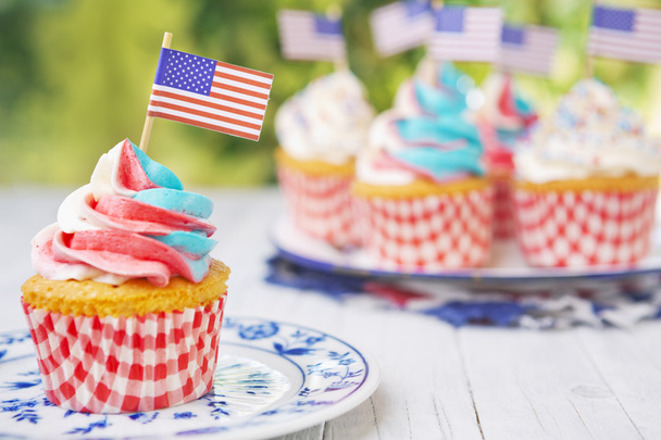 Cupcakes with red-white-and-blue frosting and American flags - Zdjęcie, obraz