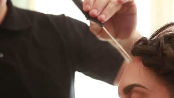 Barber provádí řez pro dospělé ženy - Záběry, video