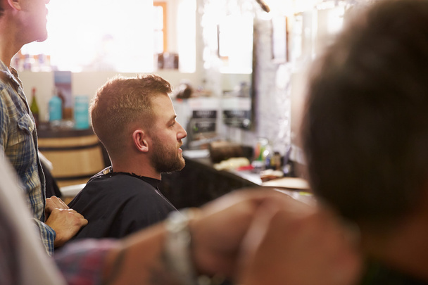 Barber Giving Client Haircut - Foto, Imagen