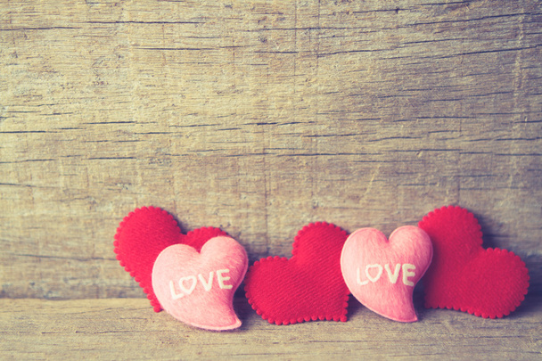 Dia dos namorados fundo com corações vermelhos e rosa no bac de madeira
 - Foto, Imagem