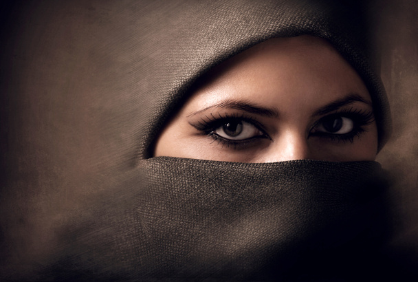 Mujer árabe joven en hiyab. Tonificación
 - Foto, imagen