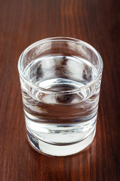 Vidro de água purificada transparente em mesa de madeira
  - Foto, Imagem