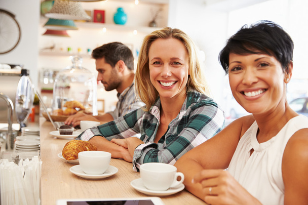 Two women meeting together in a cafe - Foto, Imagen