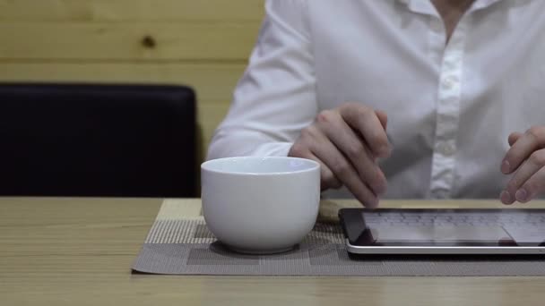 Man uses digital tablet - Video, Çekim