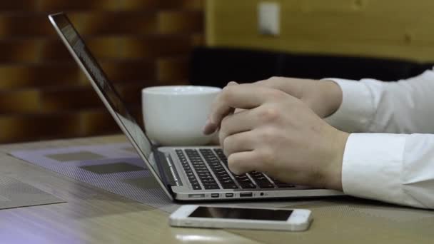 Man using laptop - Záběry, video