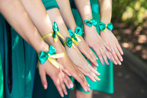 bracelets de demoiselles d'honneur de couleur verte
 - Photo, image