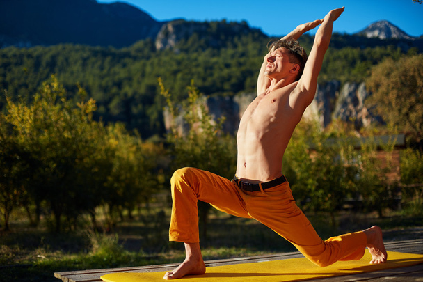 young man doing yoga - Foto, Bild