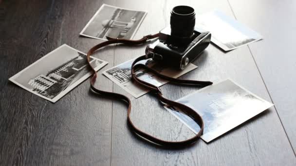 παλιά κάμερα σε ξύλινο τραπέζι - Πλάνα, βίντεο