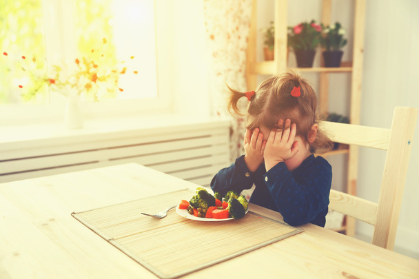 enfant fille n'aime pas et ne veut pas manger de légumes
 - Photo, image