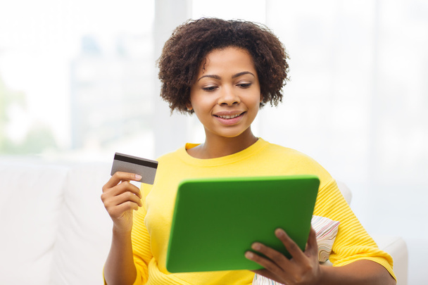 happy african woman with tablet pc and credit card - Zdjęcie, obraz
