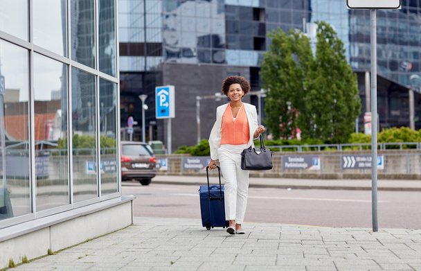happy young african woman with travel bag in city - Fotoğraf, Görsel
