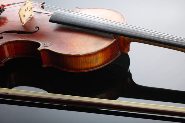 Violin and bow on dark background - Foto, Bild