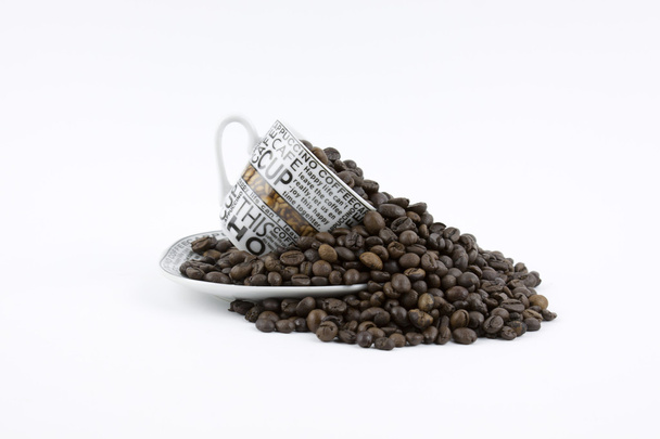 Ziarna kawy wylanie kubek - Zdjęcie, obraz