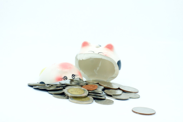thai stapeln Münzen mit kaputtem Sparschwein auf weißem Hintergrund, Finanzkonzept Foto - Foto, Bild
