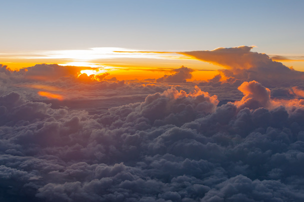 Схід сонця над хмарами вранці
 - Фото, зображення