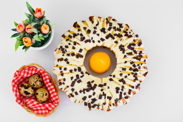 Velikonoční dort s bílou polevou, vejce a čokoládu - Fotografie, Obrázek