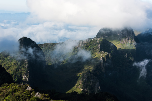 niebla y nube montaña valle paisaje - Foto, Imagen