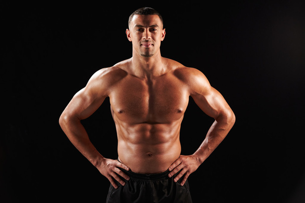 Male bodybuilder with hands on hips - Fotoğraf, Görsel