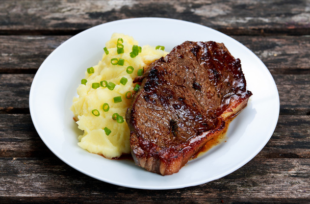 Steak de bœuf rare avec purée de pommes de terre
 - Photo, image