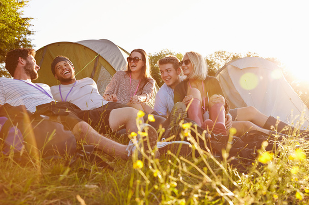 Friends Relaxing On Camping - Foto, Bild