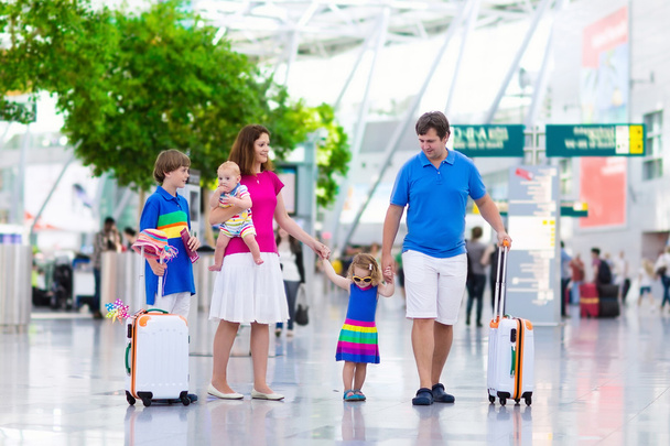 Famille avec enfants à l'aéroport
 - Photo, image