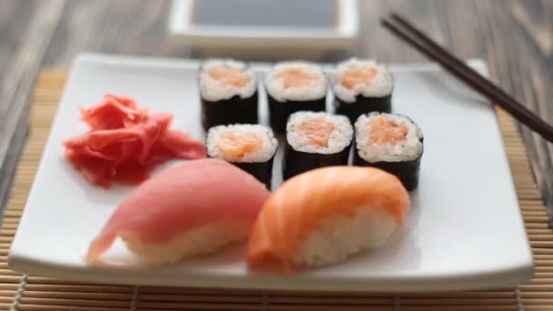 Maukas maki sushi laittaa lautaselle
 - Materiaali, video