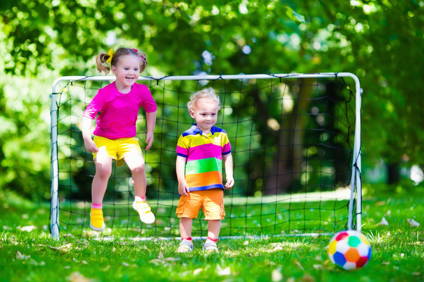 Kinder spielen Fußball auf dem Schulhof - Foto, Bild