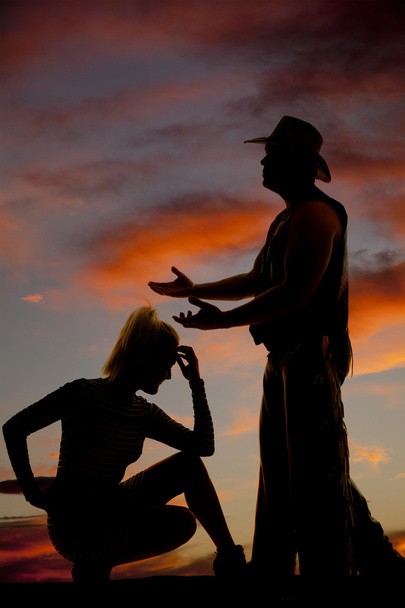 Silhouette der blonden Frau hockt Hand auf Kopf Cowboy - Foto, Bild
