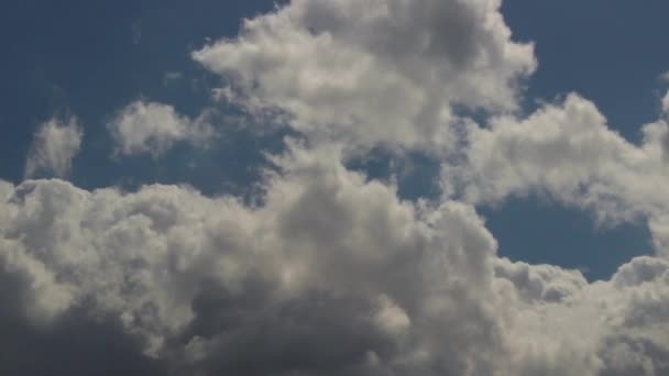 Pohybující mraky a modrá obloha - Záběry, video