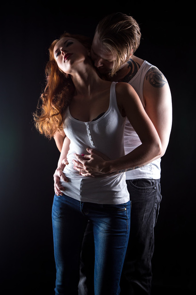 Σεξουαλική γυναίκα με κόκκινα μαλλιά και φιλί άνθρωπος - Φωτογραφία, εικόνα