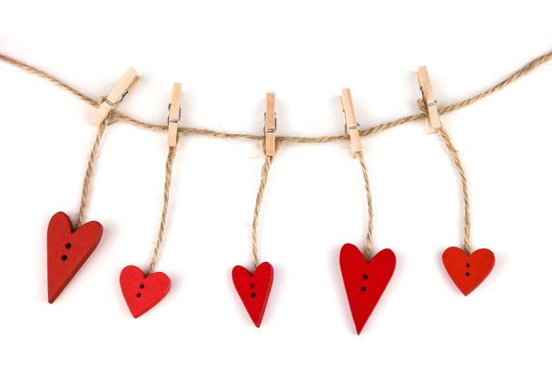 Dřevěné srdce na clothespins na bílém pozadí. Pohlednice pro Valentine. Tlačítko milovat. Dřevěné knoflíky. Den svatého Valentýna pohlednice. - Fotografie, Obrázek